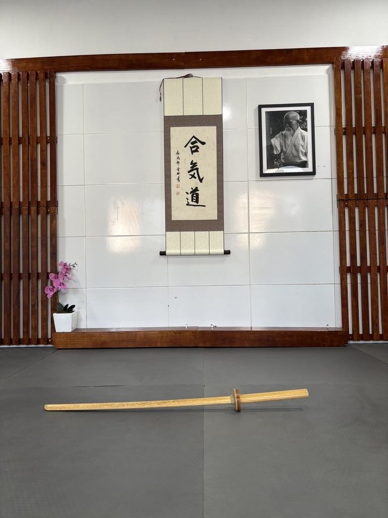 Bokken (espada de madeira) sobre o tatame, diante do kamiza do dojo