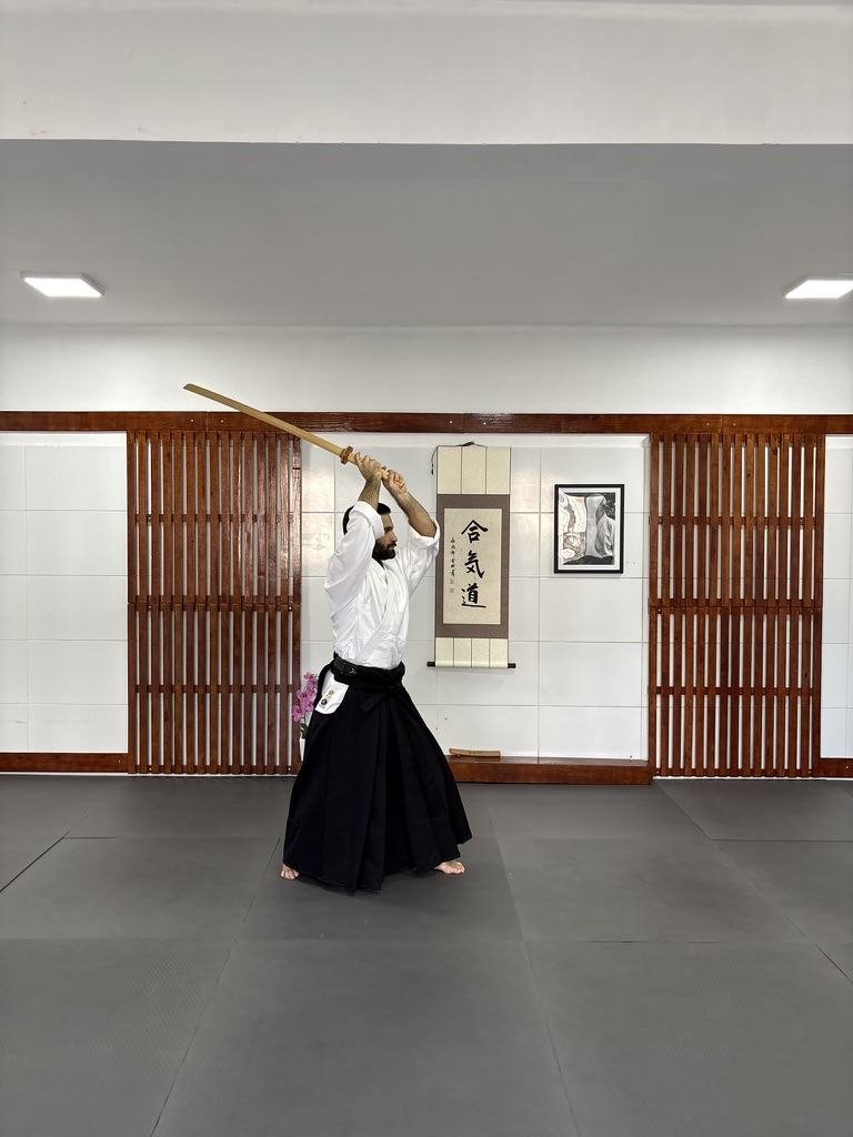 Sensei Felipe Alberto executando um corte com o bokken (espada de madeira)