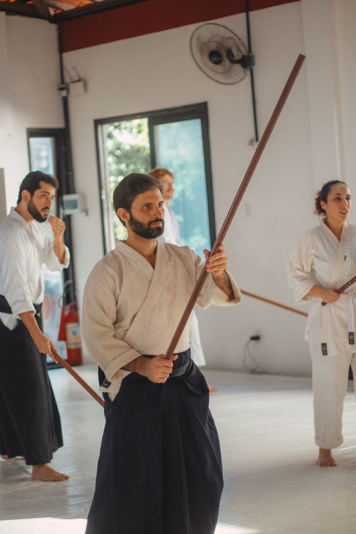 Turma treinando Buki Waza em grupo no tatame do dojo