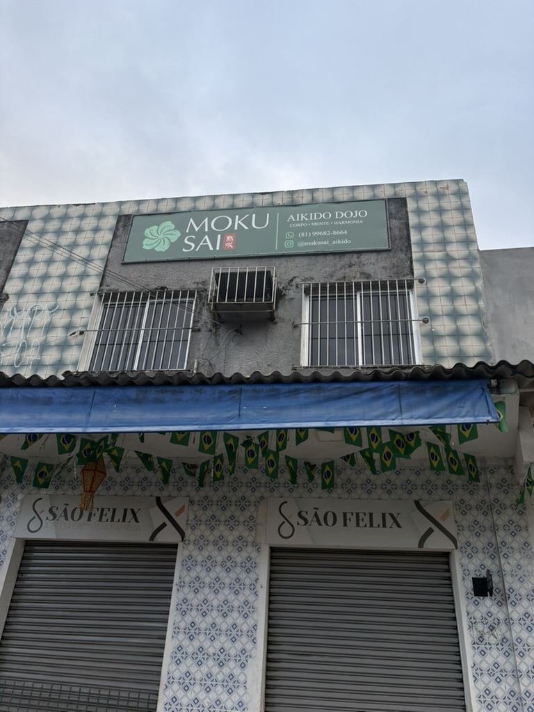 Fachada do Mokusai Dojo, com a placa do dojo na entrada do prédio