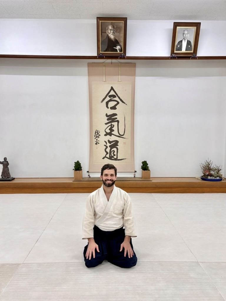 Sensei Felipe Alberto sentado em seiza diante do kamiza do dojo, em postura de respeito e concentração